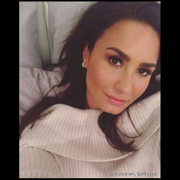 Demi Lovato caprichou na make de selfie, com pele contornada, gloss nos l?bios e sobrancelhas super definidas (Foto: Instagram @ddlovato)